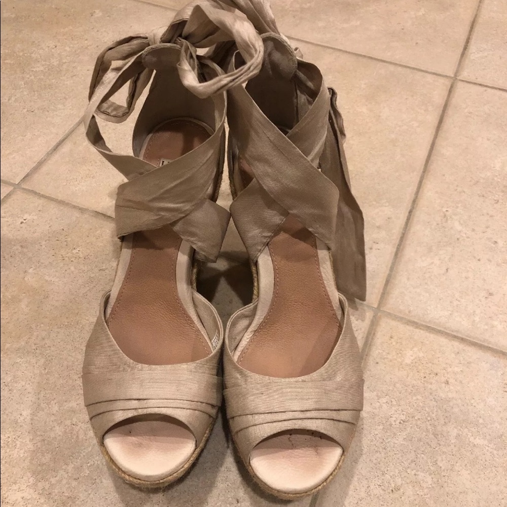Ugg size 7 and I wear shoes size 8 and it fits me